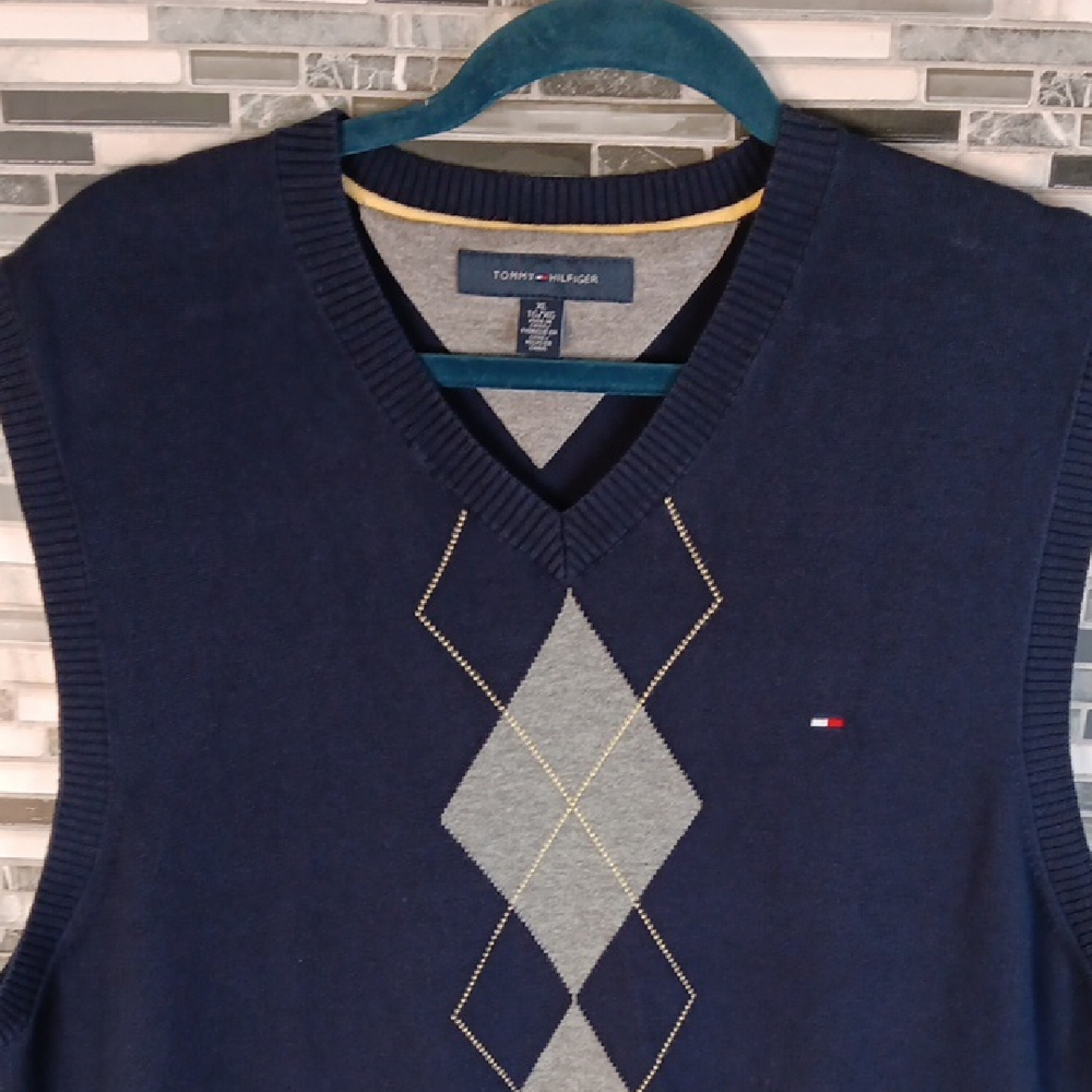 Tommy Hilfiger Men's Black and Gray Argyle Sweater Vest - Picture 3 of 11